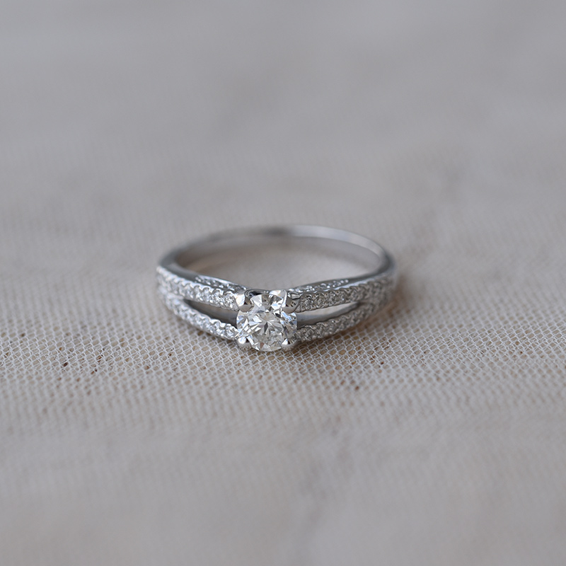 Zásnubní prsten s diamantem v platině 65367