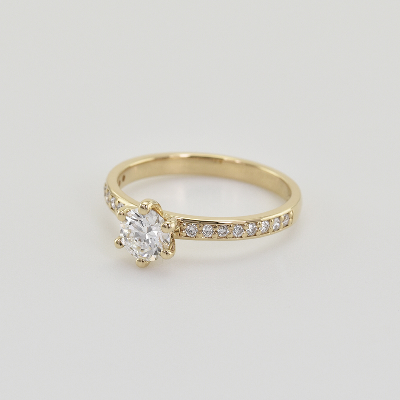 Zlatý zásnubní prsten s diamanty 66017