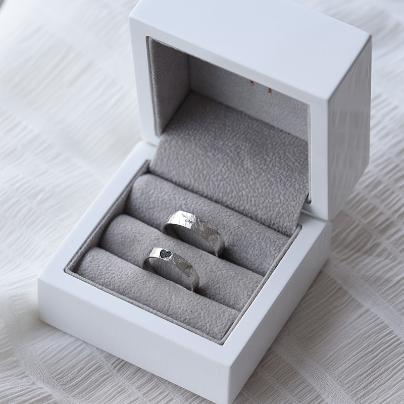 Škrábané platinové snubní prsteny s gravírem srdce 76497