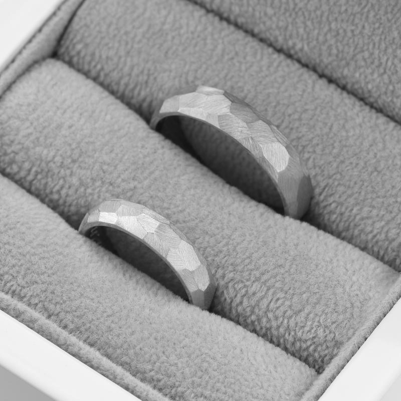 Snubní prsteny z platiny tepané 76557
