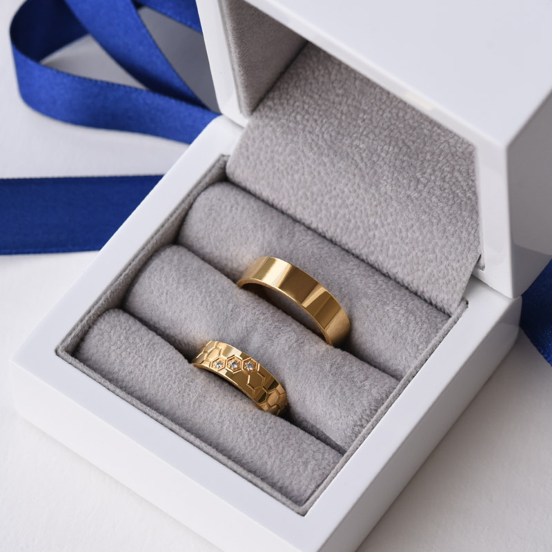 Zlaté snubní prsteny s gravírem 76637