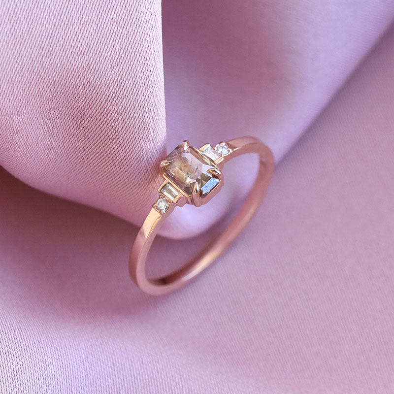zásnubní prsten s champagne diamantem a postranními diamanty 78247