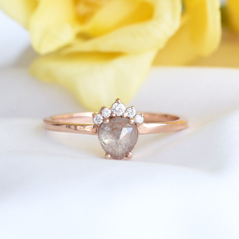Dokonalý zásnubní prsten s růžovým diamantem