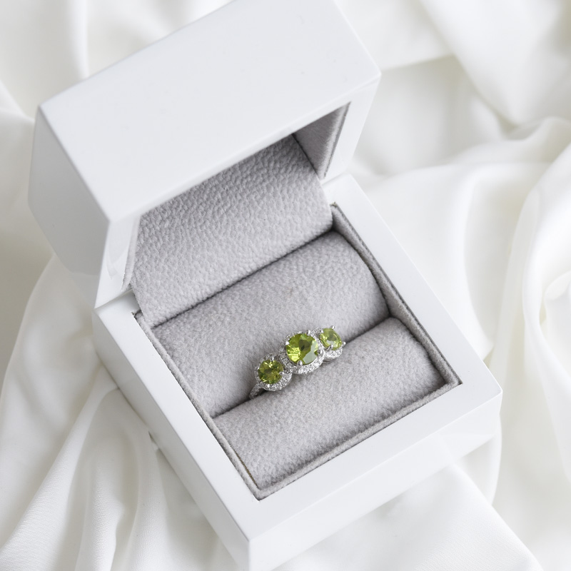 Prsten ze stříbra se zářivými olivíny
