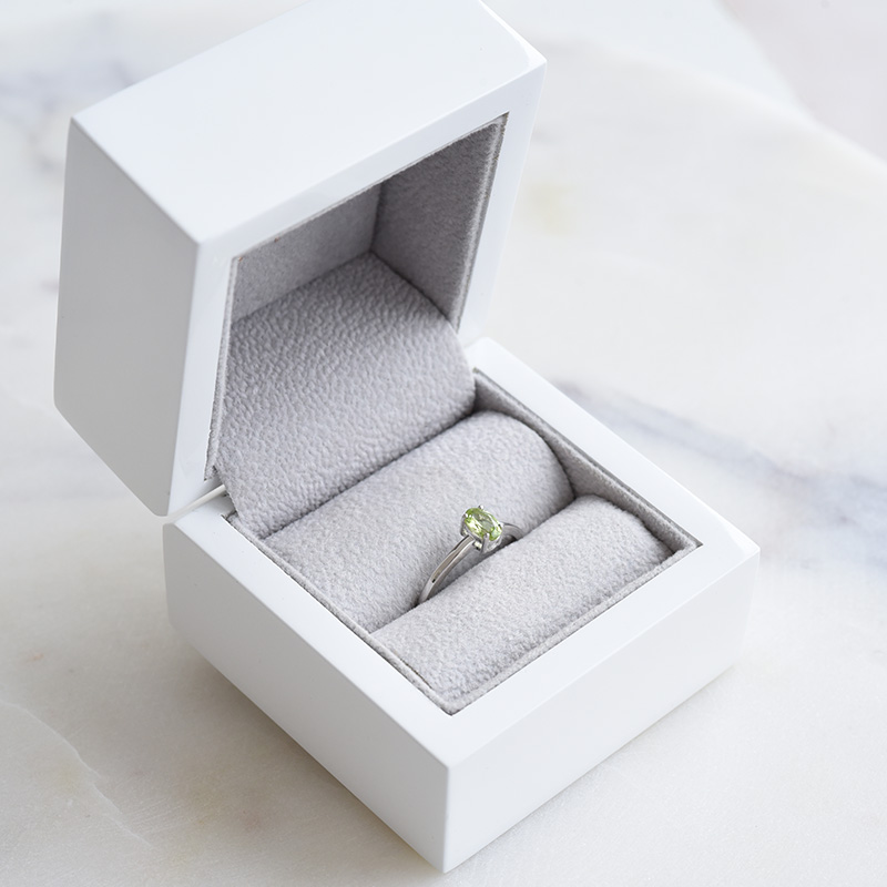 Stříbrný prsten s olivínem 86077