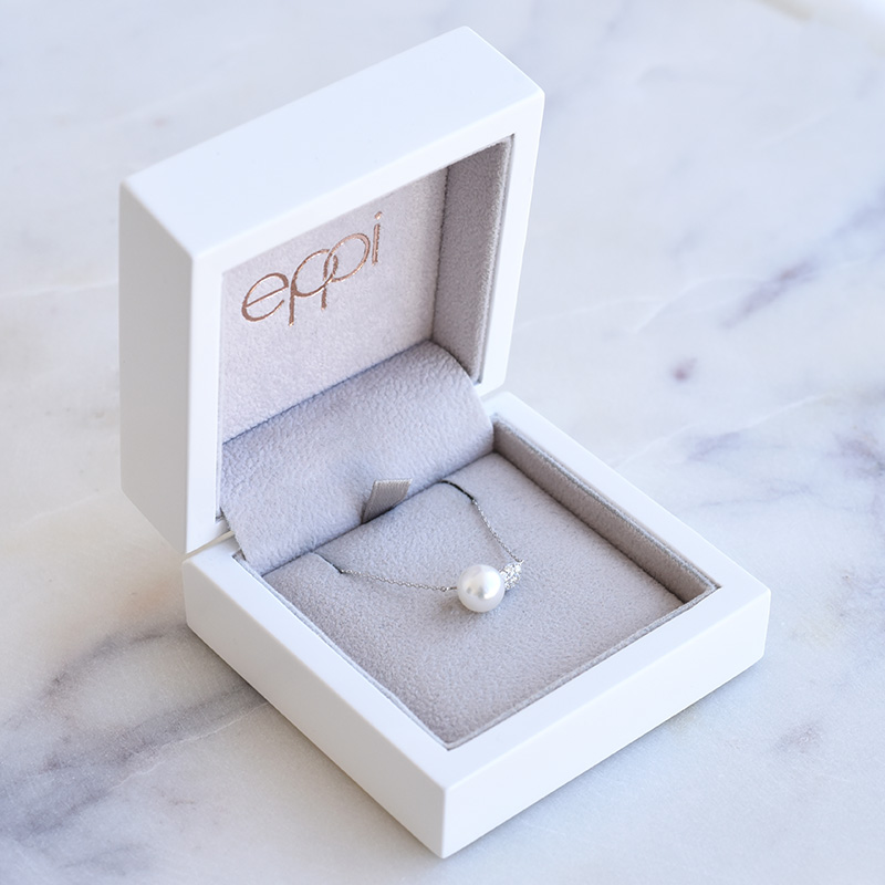 Elegantní náhrdelník s perlou a diamanty 