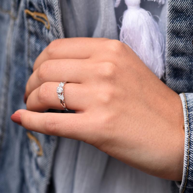 Zásnubní prsten s moissanitem a marquise diamanty Halym 100458