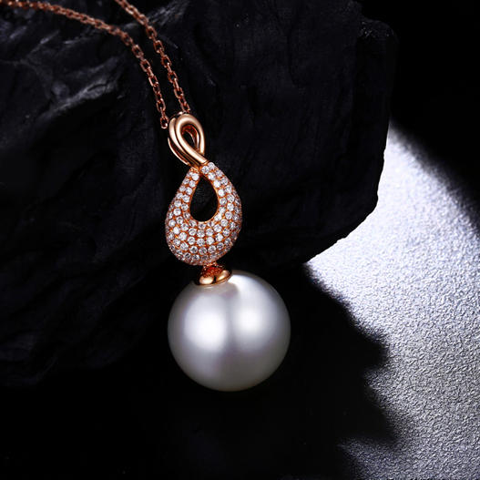Zlatý perlový náhrdelník s diamanty