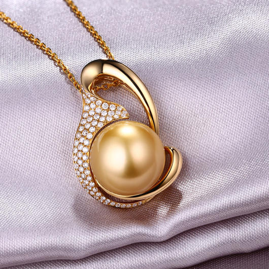 Zlatá perla v náhrdelníku 10288