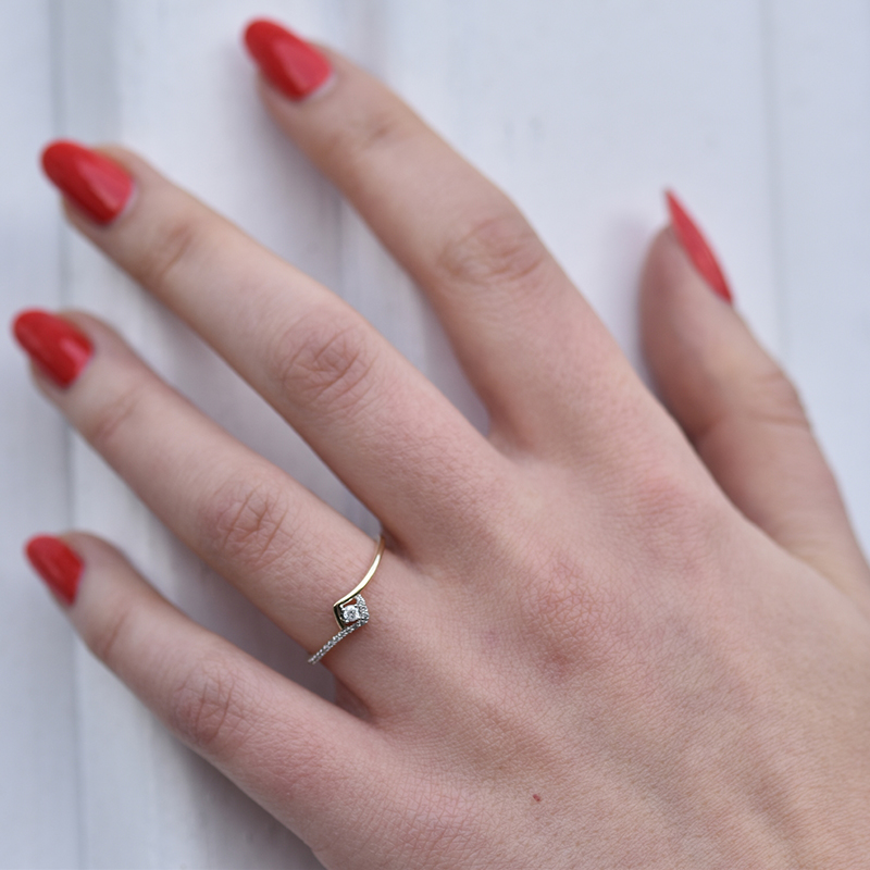 Stříbrný romantický prsten s lab-grown diamanty Cuevas 104558