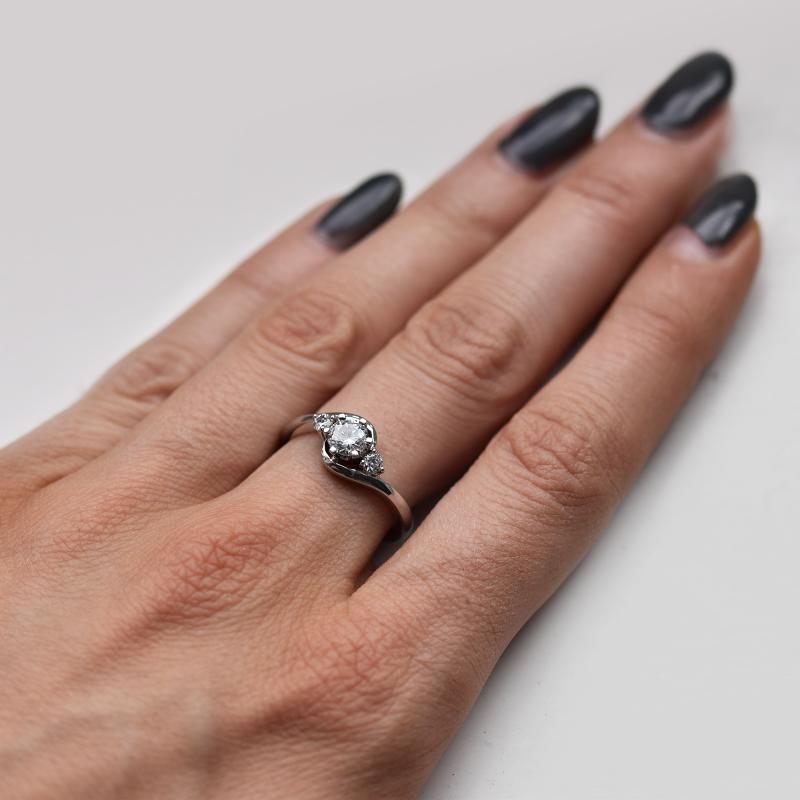 Platinový zásnubní prsten se třemi diamanty Savyne 10668