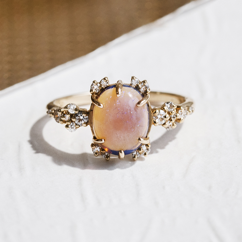 Zlatý zásnubní prsten s opálem a diamanty Zahara 109198