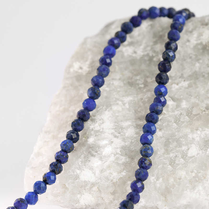 Pozlacený stříbrný náhrdelník s lapis lazuli korálky Samia 115958