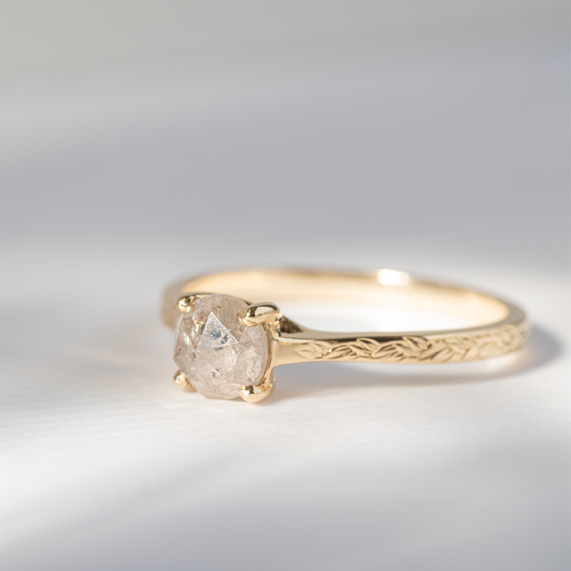 Zlatý ručně rytý prsten se salt and pepper diamantem Aldora 120778