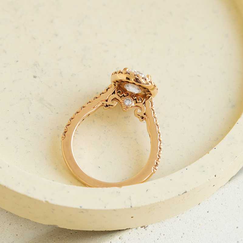 Zlatý elegantní zásnubní prsten s moissanitem Jody 124068
