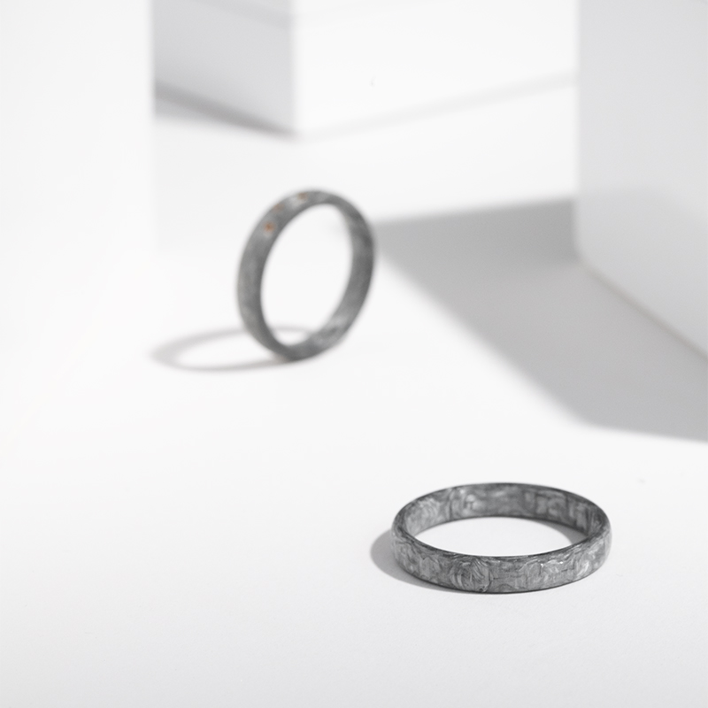 Mírně zaoblené snubní prsteny z karbonu s koňakovými diamanty Zain 124218