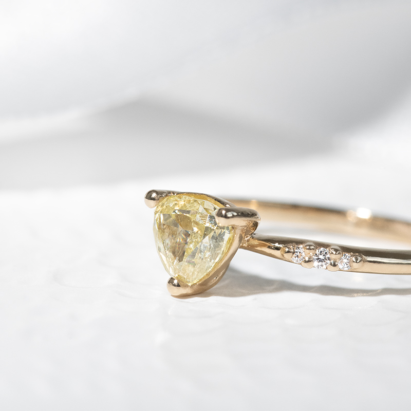 Zlatý zásnubní prsten se žlutým diamantem Julia 126148