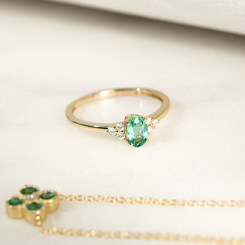Zásnubní prsten se smaragdem a diamanty Sheldo 132708