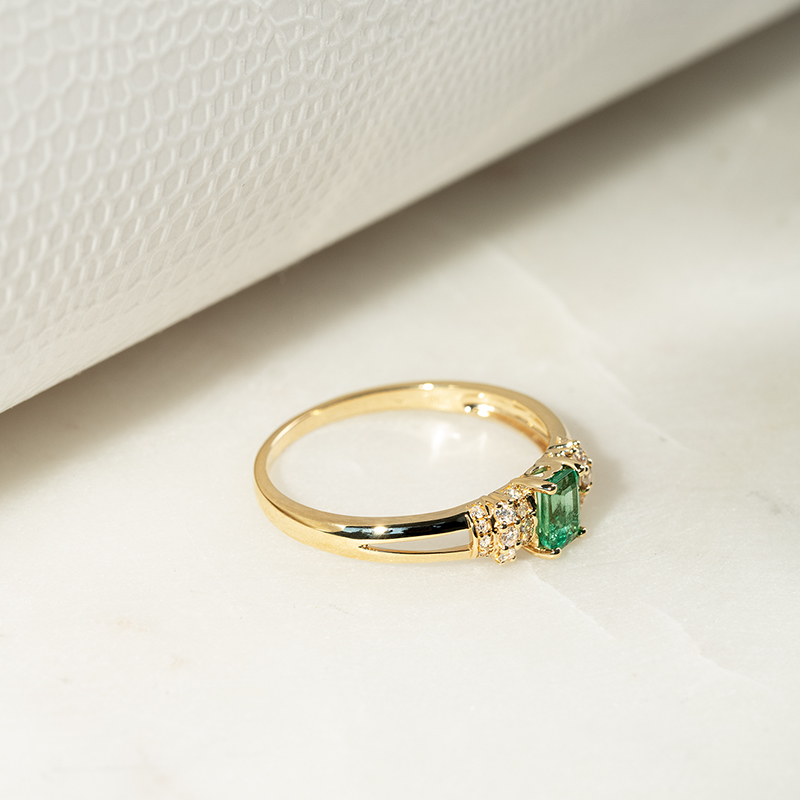 Zlatý prsten s emerald smaragdem a diamanty Mellan 134058