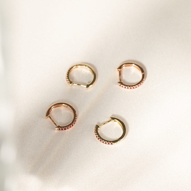 Elegantní kruhové náušnice s rubíny Gomati 135698