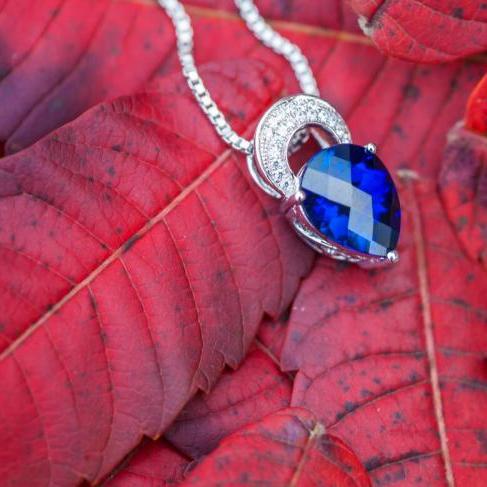 Stříbrný náhrdelník s modrým safírem 14378