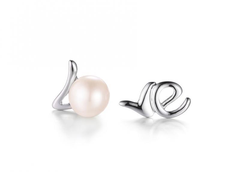 Stříbrné asymetrické náušnice s perlou Batea