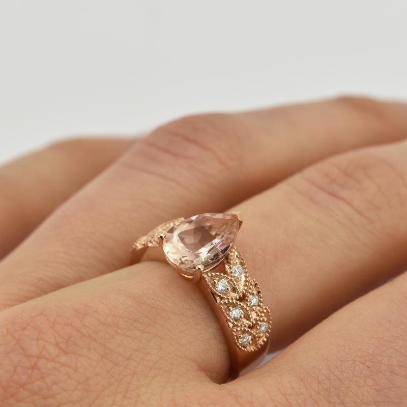 Zlatý prsten s pear morganitem