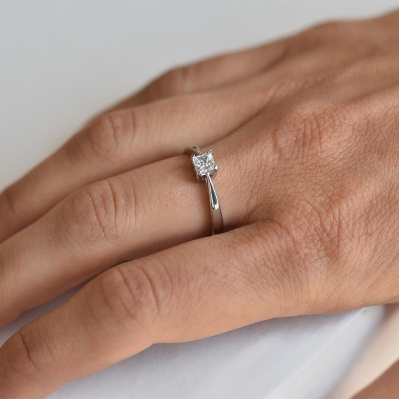 Zásnubní prsten s princess diamantem 21168