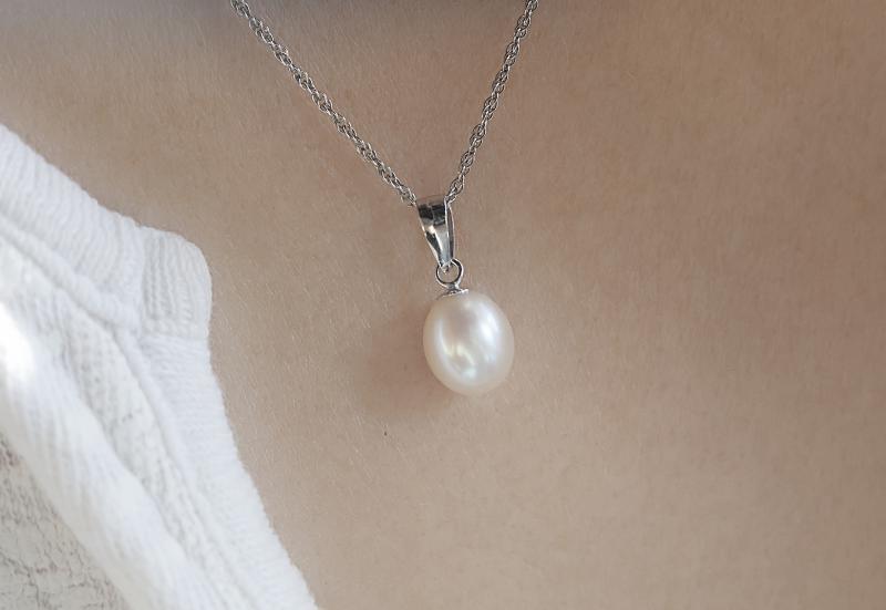 Stříbrný náhrdelník s perlou 2628