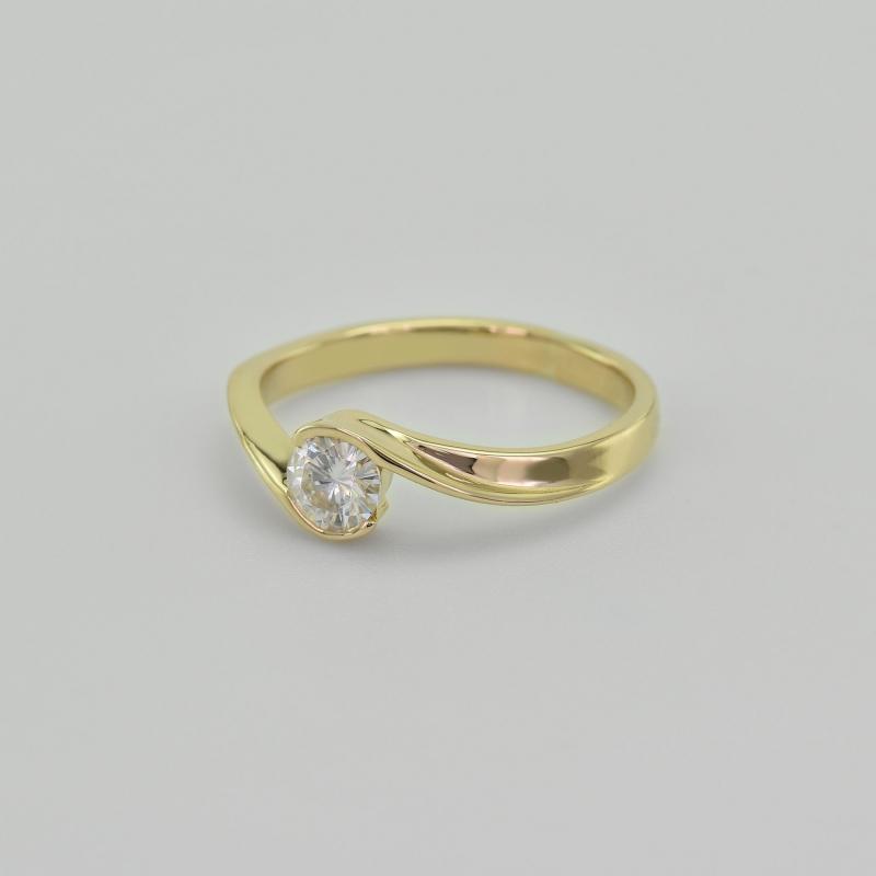 Zlatý prsten s diamantem 33558