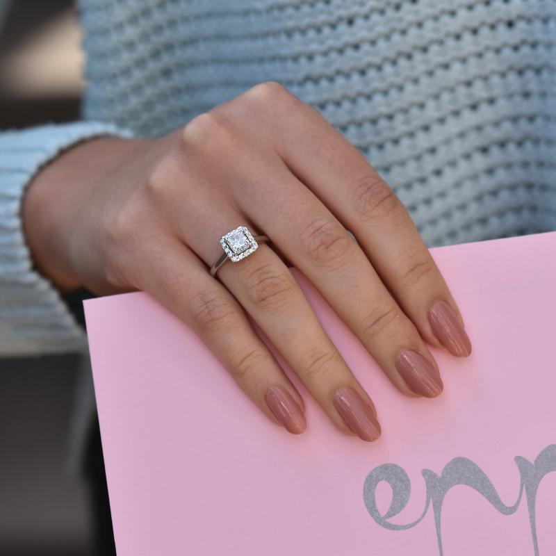 Platinový zásnubní prsten s princess diamantem