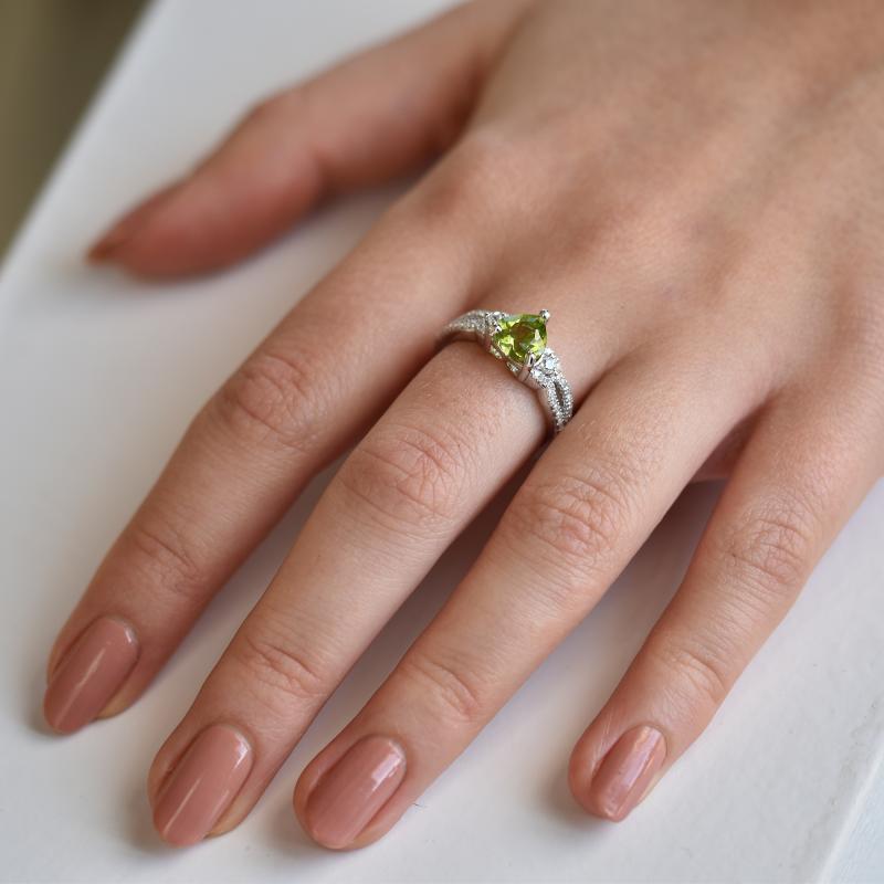 Srdíčkový olivín ve stříbrném prstenu 37488