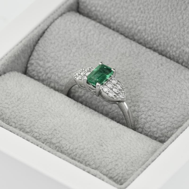 Zásnubní prsten se smaragdem a diamanty 40288