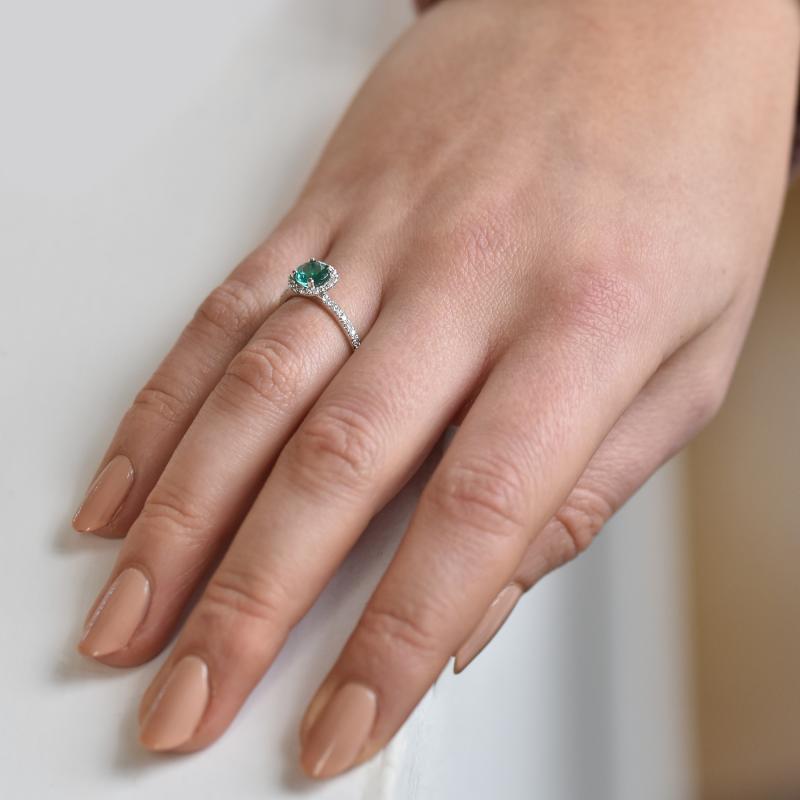 Smaragdový halo zásnubní prsten