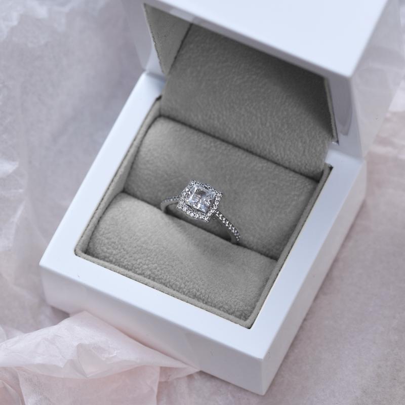 Zlatý halo prsten s princess diamantem 49598