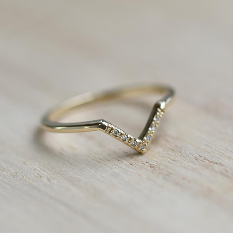 Vykrojený snubní prsten s diamanty