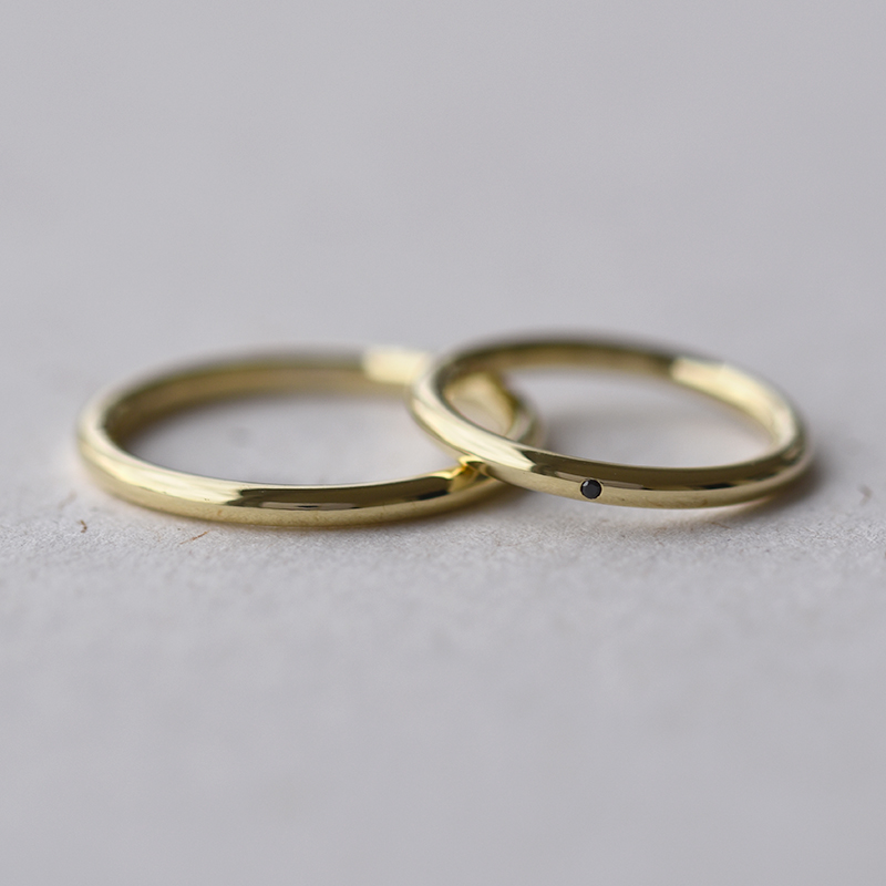 Zlaté minimalistické snubní prsteny s černým diamantem