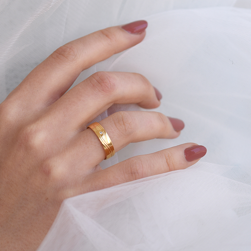 Elegantní zlatý prsten s diamantem 61458