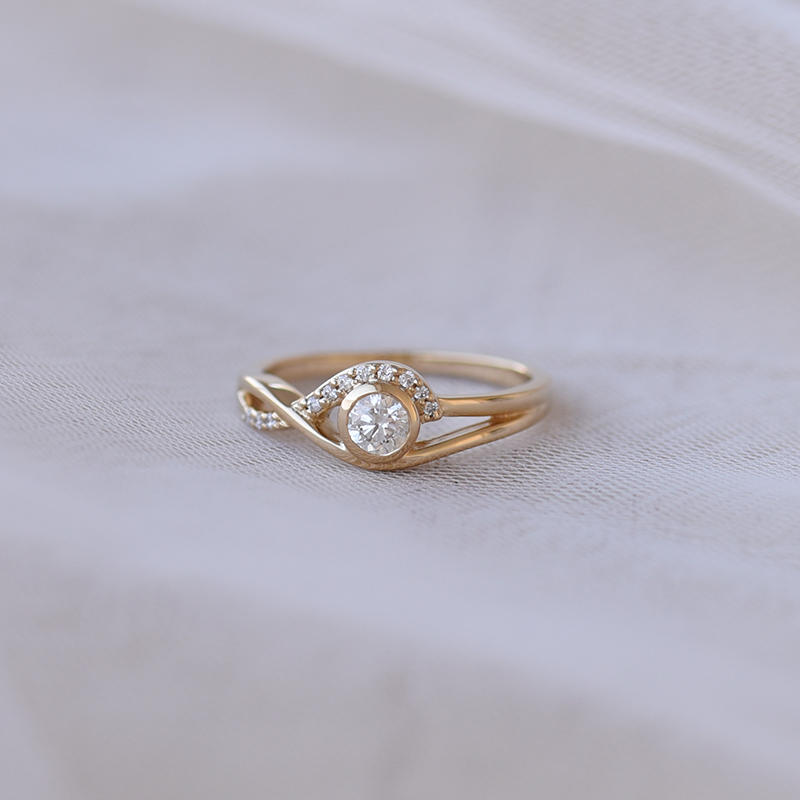 Diamantový zlatý zásnubní prsten 62138