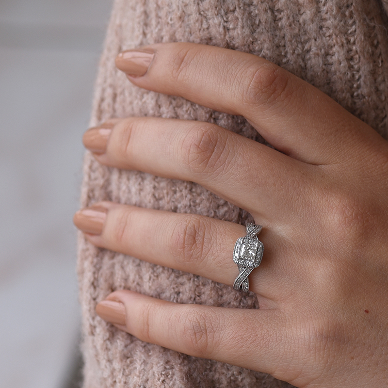 Nádherný diamantový prsten s princess diamantem 63028