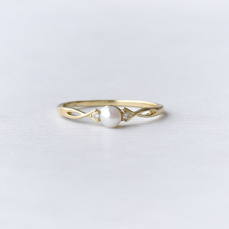 Elegantní prsten s perlou ze žlutého zlata 69498