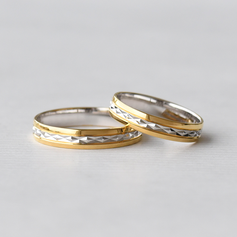 Zdobené dvoubarevné snubní prsteny ze zlata