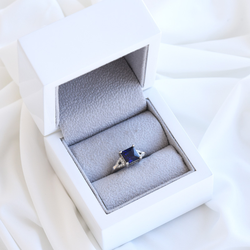 prsten s modrým safírem ze stříbra