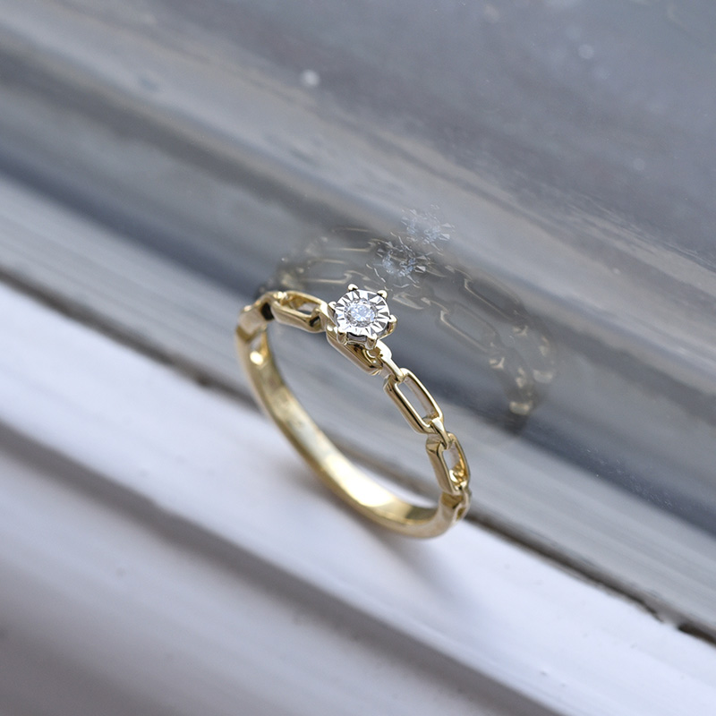 Netradiční diamantový prsten ze žlutého zlata 84428