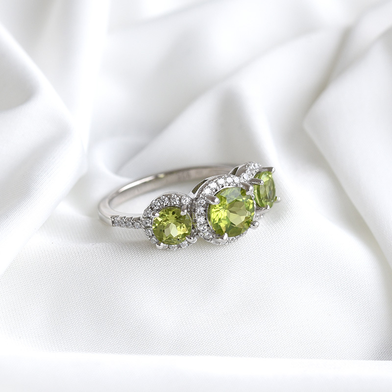 Prsten ze stříbra se zářivými olivíny a zirkony