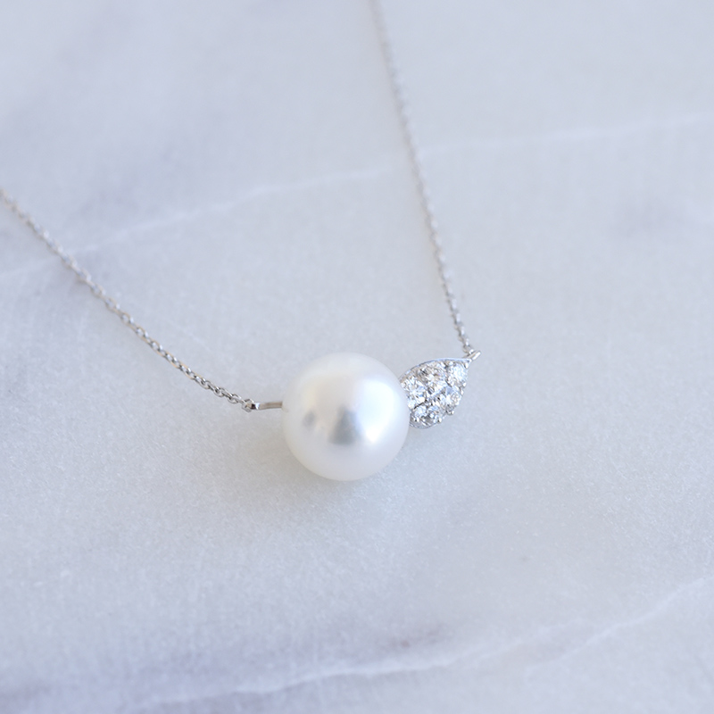 Elegantní náhrdelník s perlou a diamanty ve tvaru lístečku
