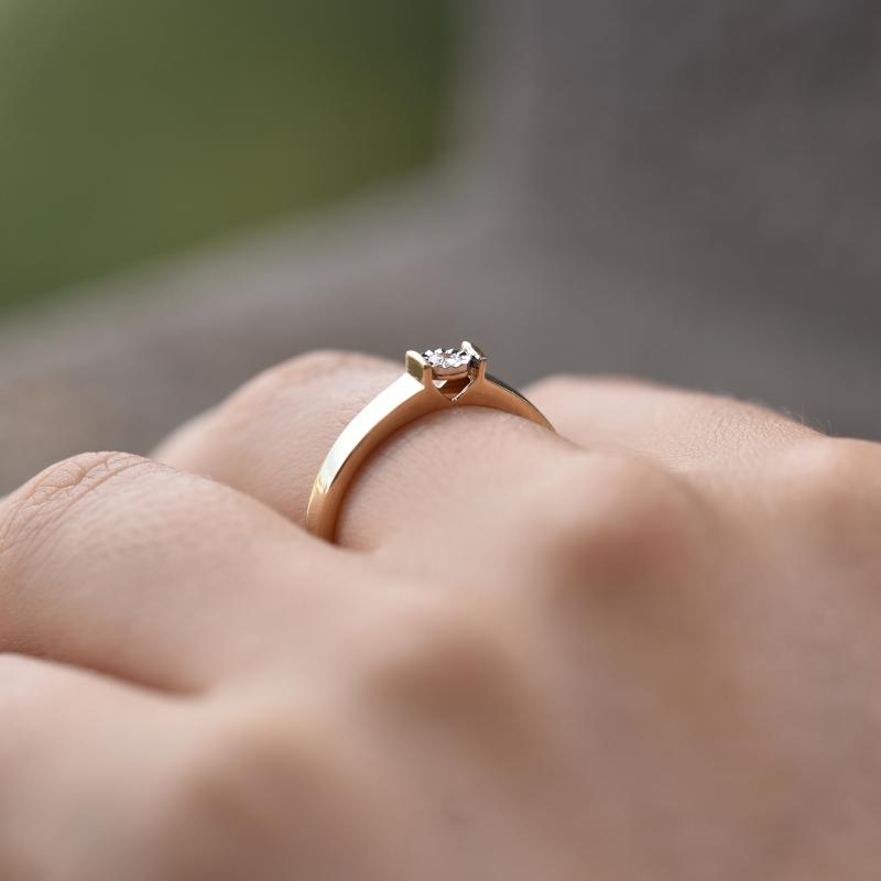 Elegantní zásnubní prsten s diamantem z růžového zlata 91508