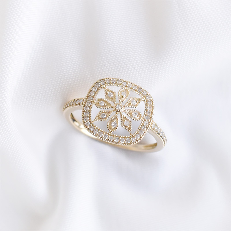 Prsten s květem z diamantů
