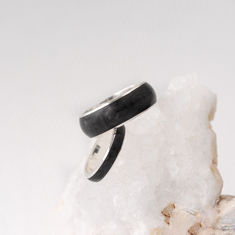 Půlkulaté snubní prsteny z karbonu a zlata Kaidan 97548