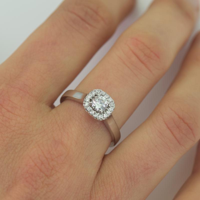Zásnubní prsten v halo stylu s moissanitem a diamanty Meadow 100539